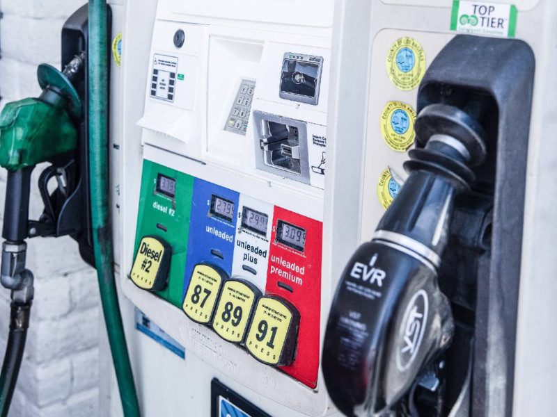 Cierre anual del petróleo con precios a la baja