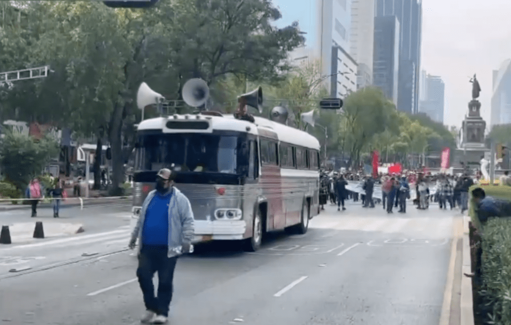 Profesores de la CNTE generan caos en Paseo de la Reforma