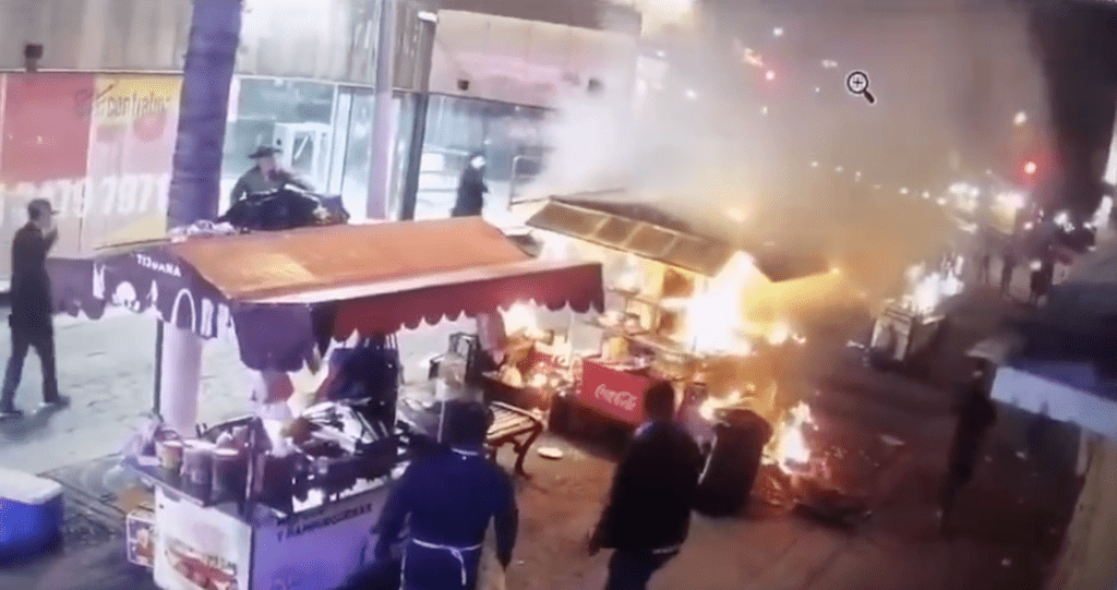 Captan en video explosión en puesto de tacos en Tijuana