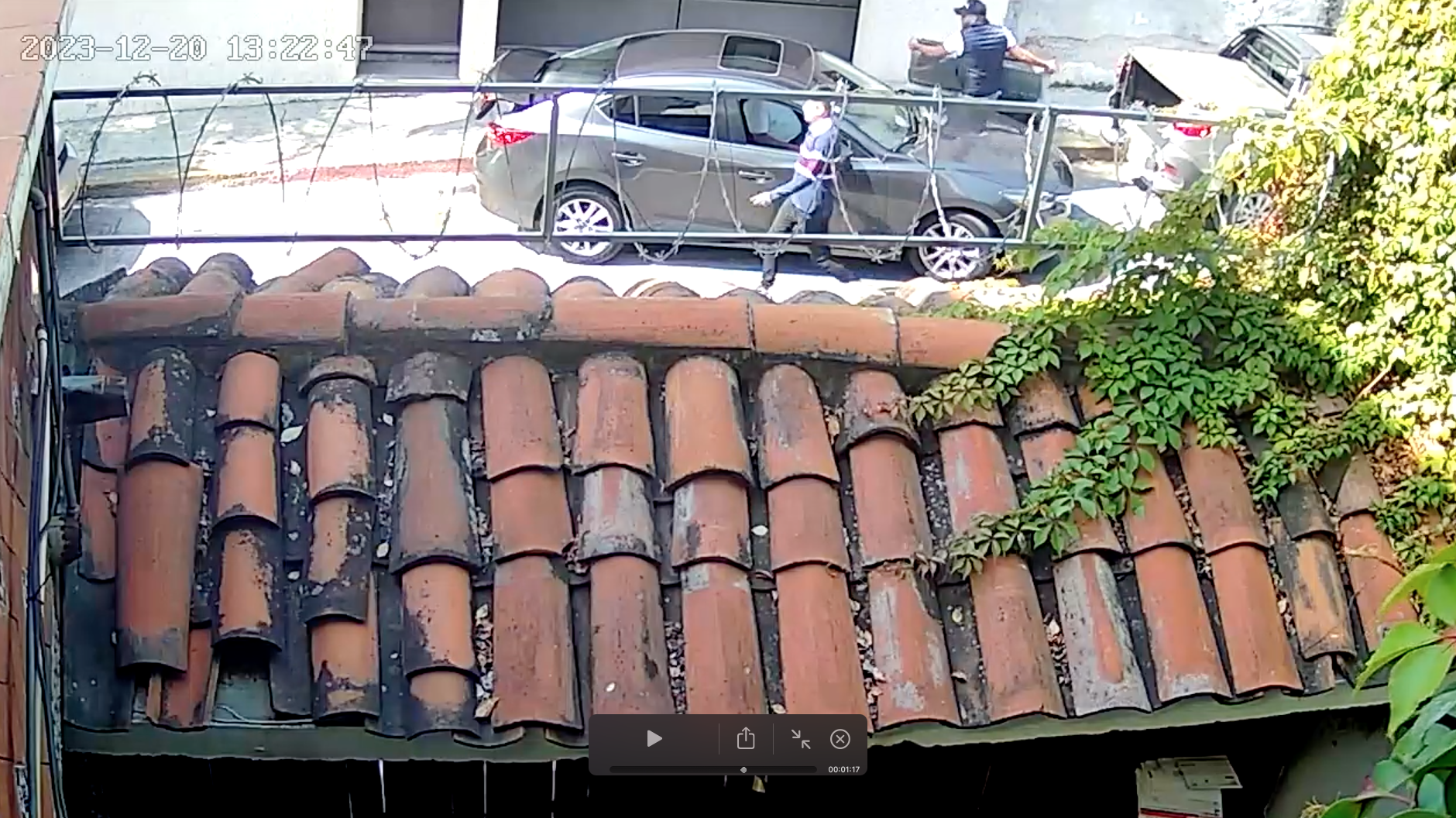 Tres sujetos captados en video robando partes de auto en Cuernavaca