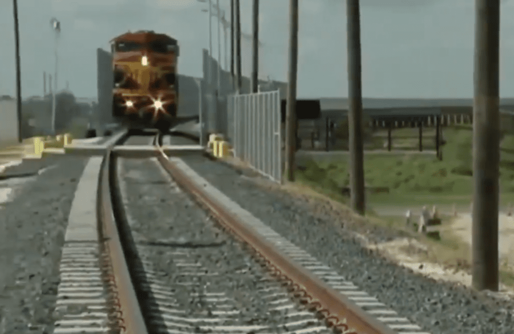 Anuncian reanudación de operaciones en dos cruces ferroviarios entre Texas y México