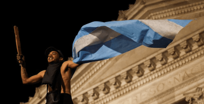 Javier Milei cobra 60 millones a manifestantes en Argentina