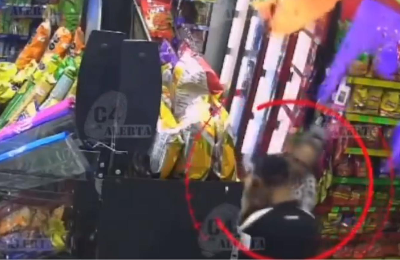 Señora cachetea a ladrón que quiso robar una tienda en CDMX