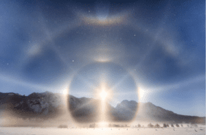 Comparten impresionante fotografía de un halo de hielo alrededor del sol