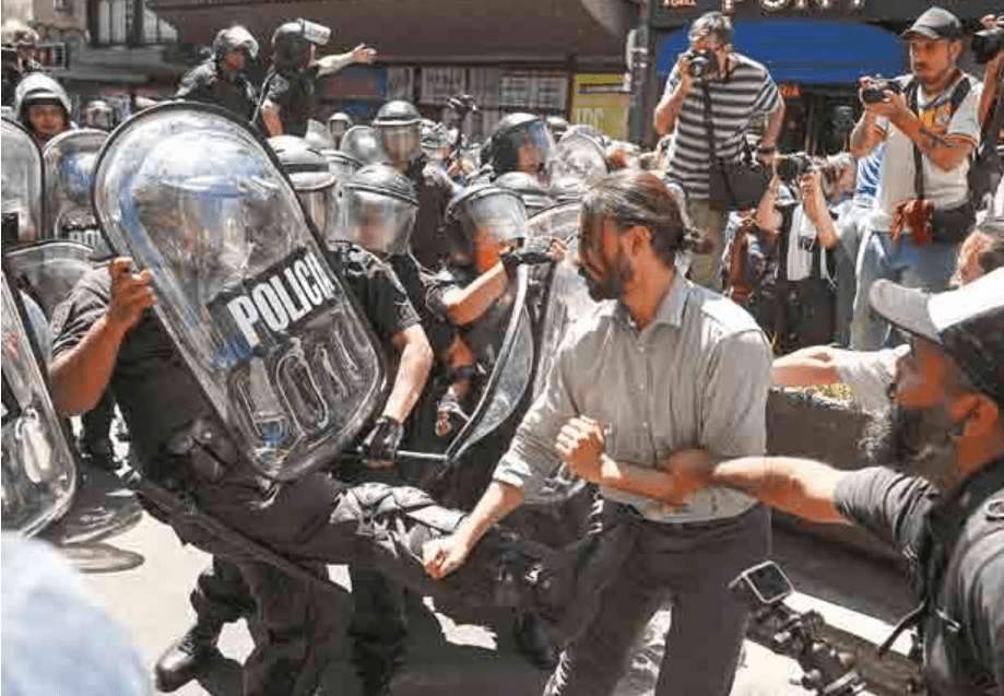 En Argentina, multitudes protestan contra las reformas de Milei