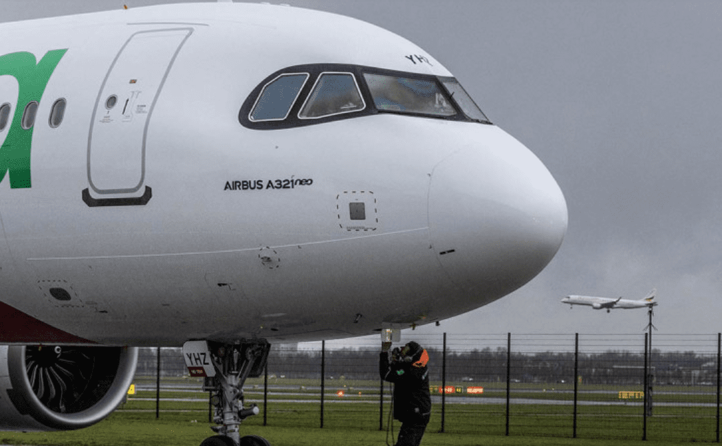 Migrante se cuela en tren de aterrizaje y llega a París