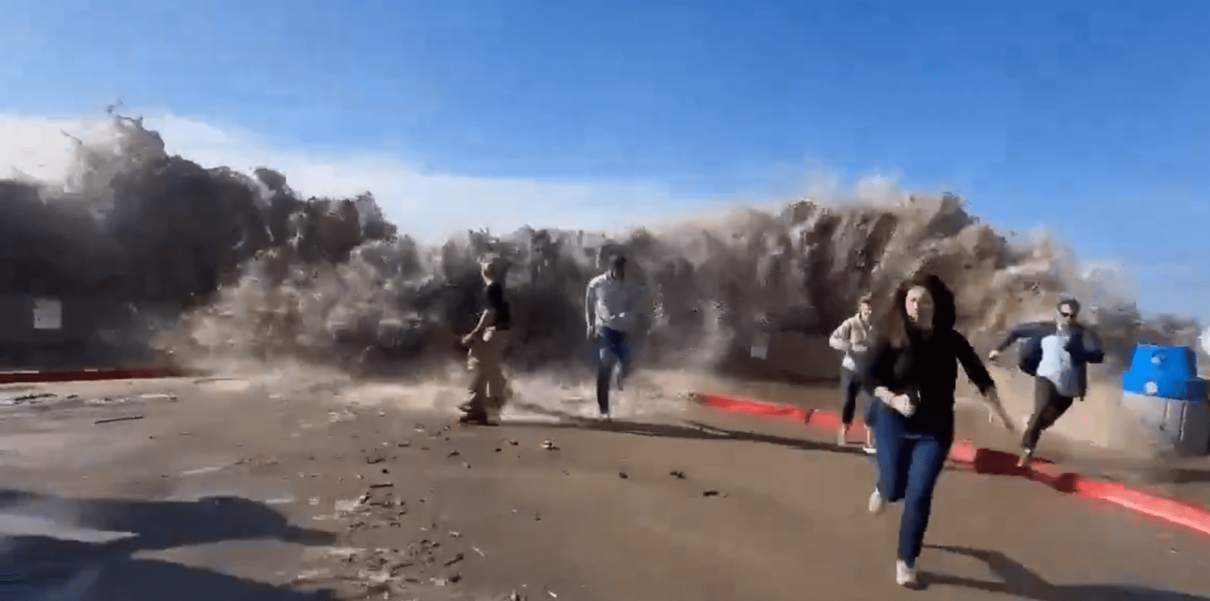 Ola de gran tamaño impacta una playa en California