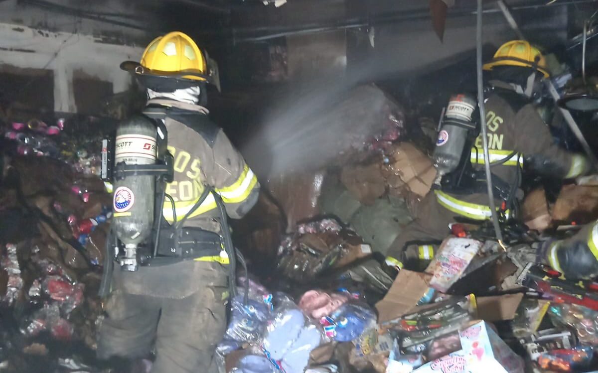 Fuego afecta sección de la Plaza TikTok en Monterrey