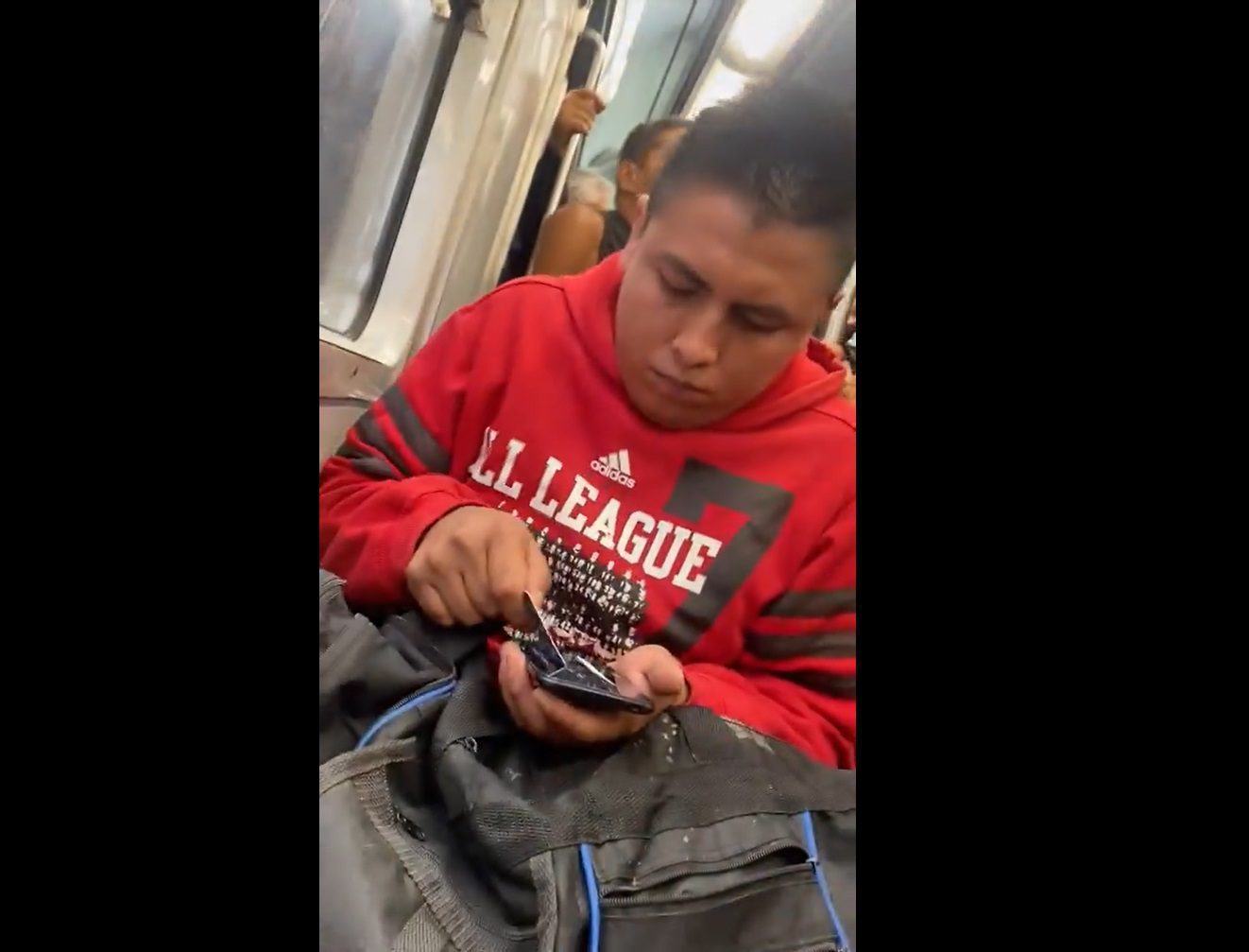 Hombre es captado consumiendo drogas a plena luz del día en el Metro CDMX
