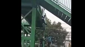 Rescatan a una mujer que quería lanzarse desde un puente en Tlalpan