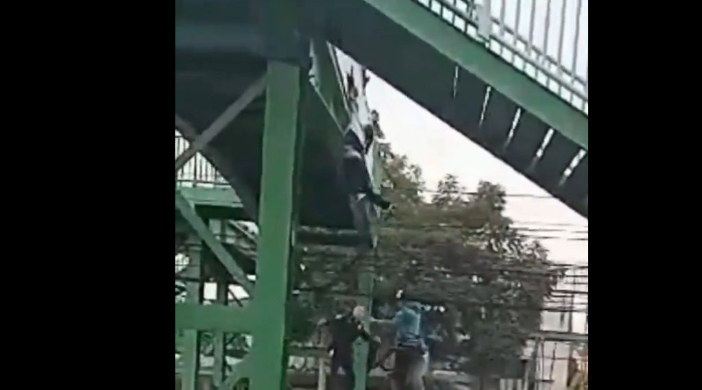Rescatan a una mujer que quería lanzarse desde un puente en Tlalpan