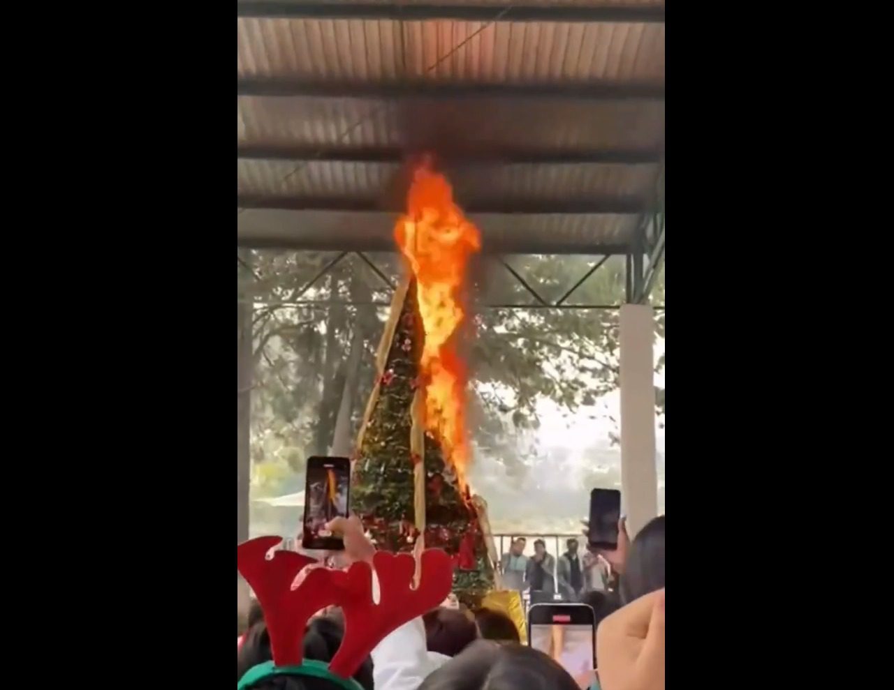 En Puebla, el encendido de un árbol navideño termina con incendio
