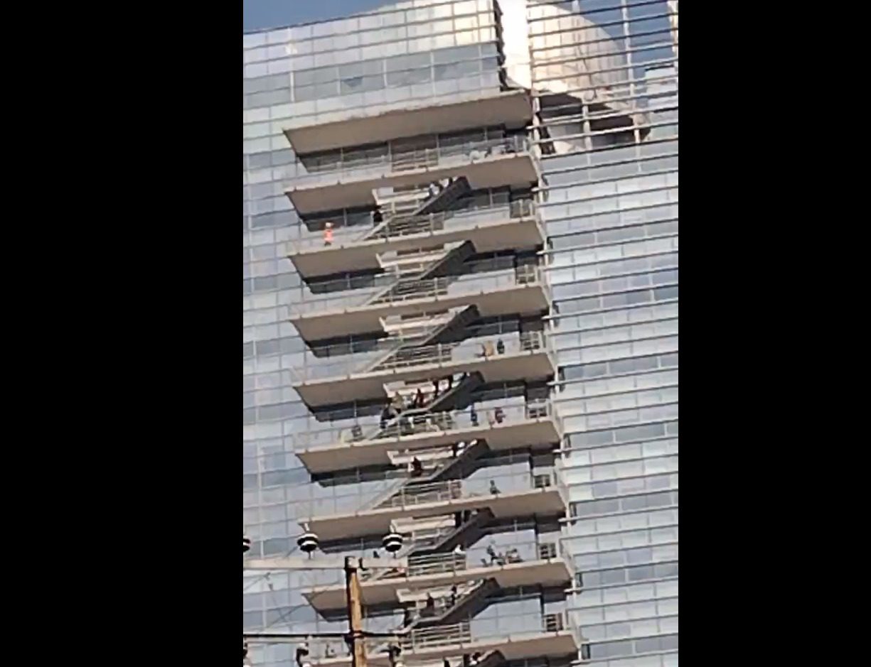 El vídeo del desalojo de un edificio durante un sismo en la CDMX causa terror en las redes sociales