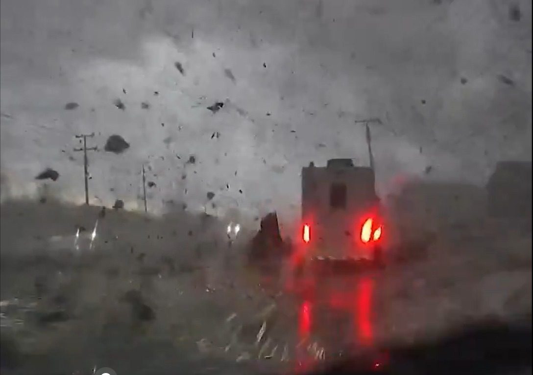 Conductor sobrevive a un tornado y el vídeo se vuelve viral
