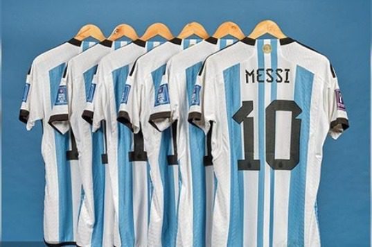Subastan seis camisetas usadas por Lionel Messi en Catar por 7.8 mdd