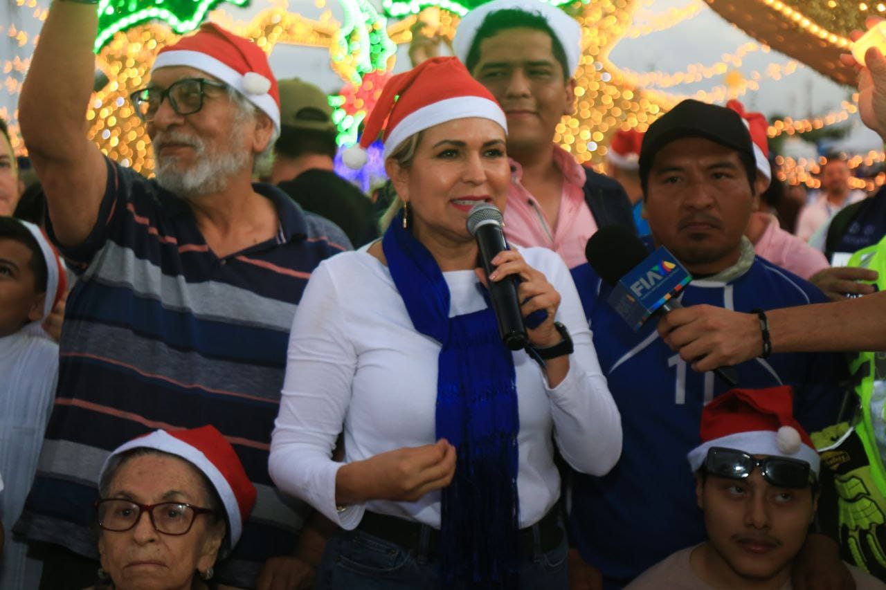 Inaugura Lili Campos villa navideña