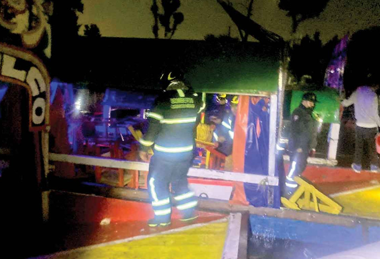 Tras pelea en Xochimilco, chocan 2 trajineras