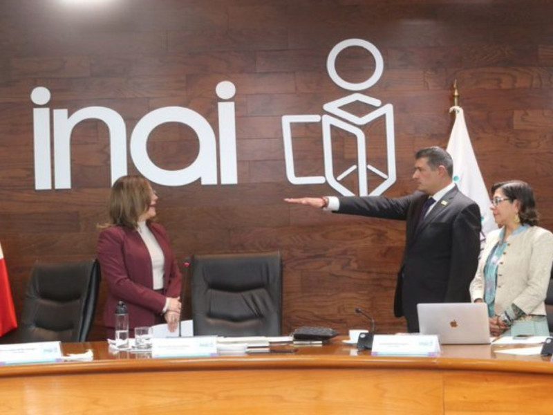 Adrián Alcalá asume la Presidencia del INAI