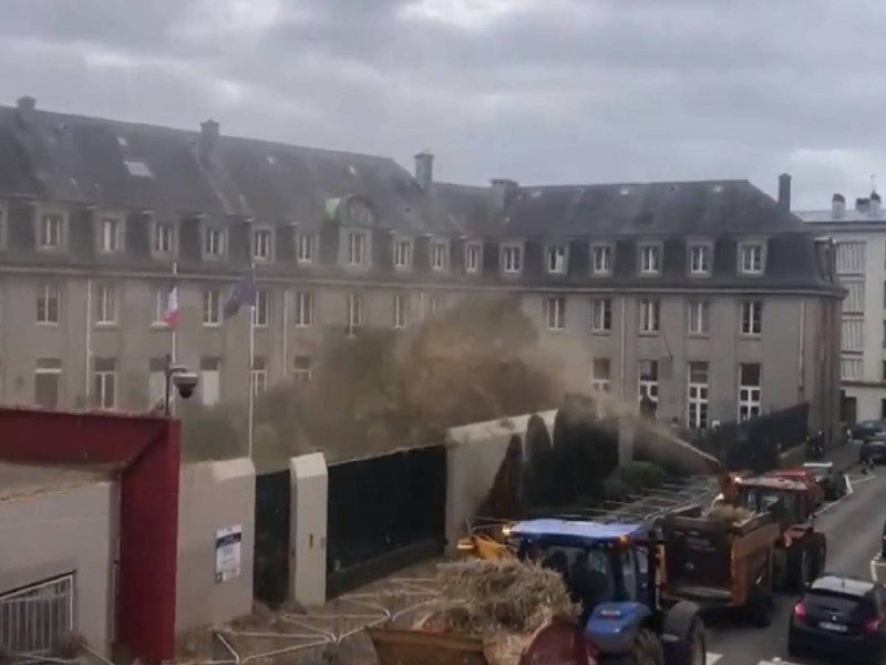 Agricultores franceses arrojan estiércol a edificios de gobierno como protesta