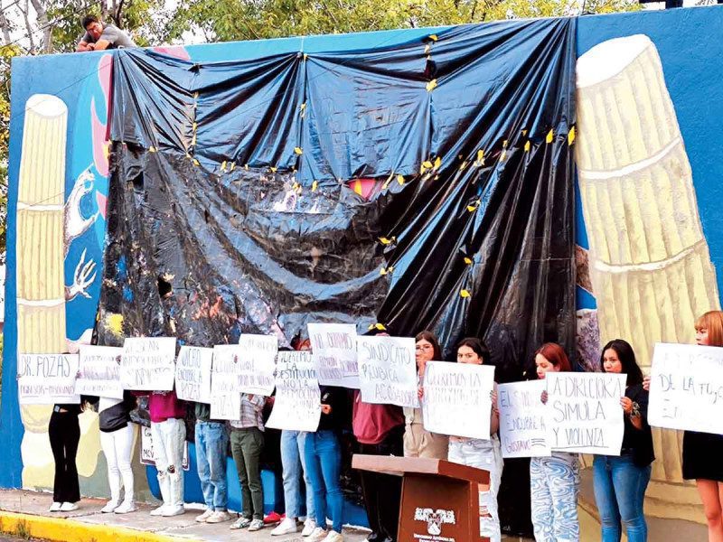 Alumnos de la UAEM mantienen plantón para exigir la destitución de la directora