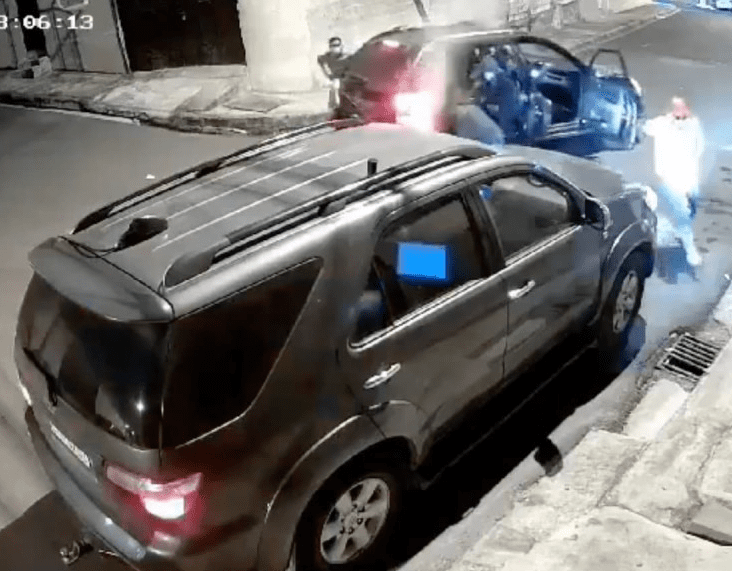 Conductor balea a grupo armado, hiere a delincuente