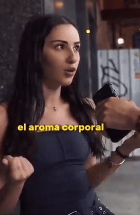 Mujer vende dinero impregnado con su aroma