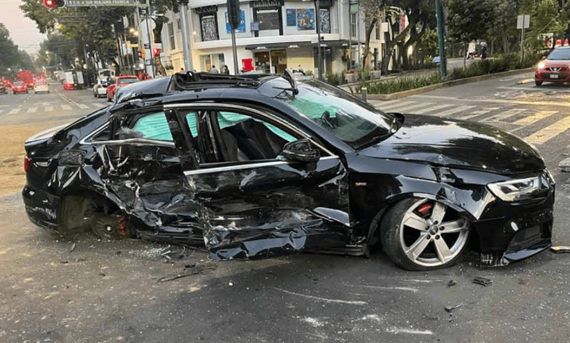 Terrible choque en la Roma, auto queda deshecho