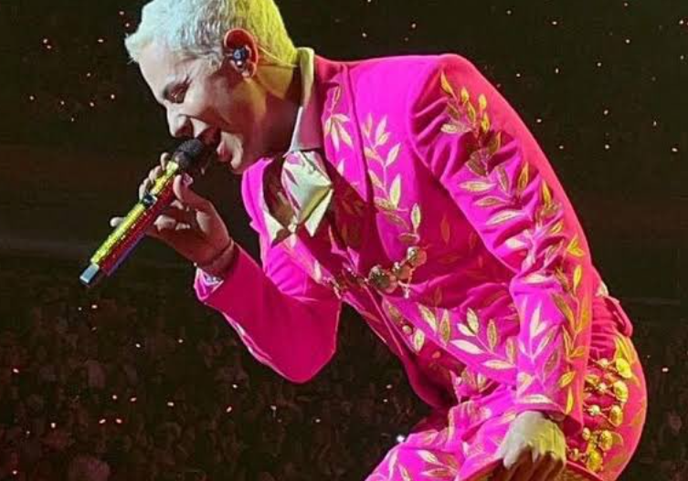 Traje de charro rosa de Christian Chávez incumple reglamento de la FMCH