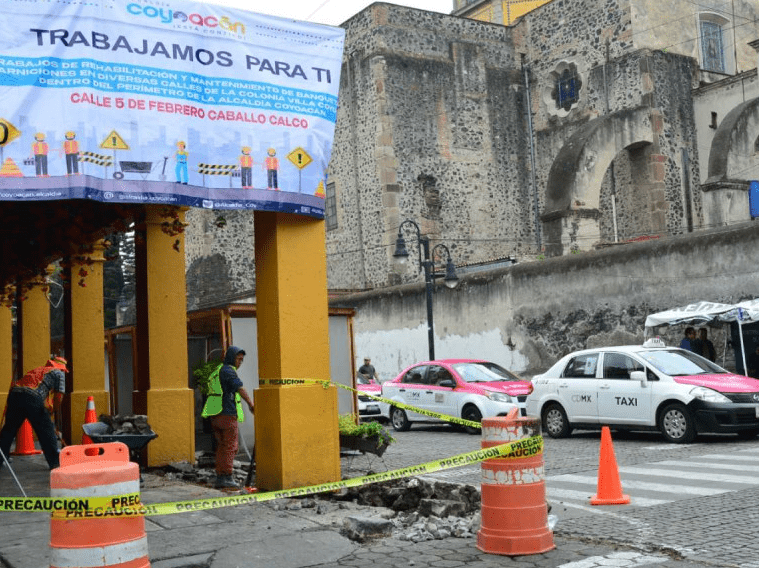 Renuevan banquetas en Centro Histórico de Coyoacán