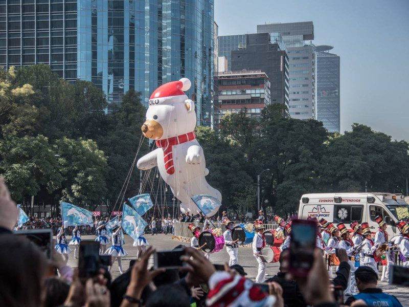 Desfile Navideño colapsa Reforma y Metrobús