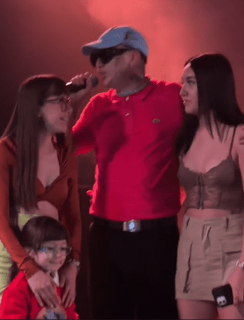Dani Flow se niega a dar ‘beso de tres’ con su esposa y novia