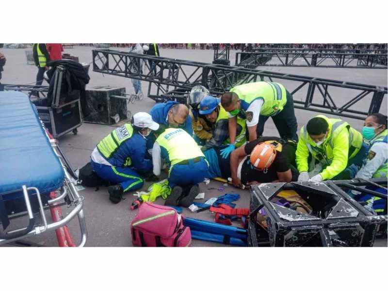 Caída de estructura en el Zócalo capitalino deja dos lesionados