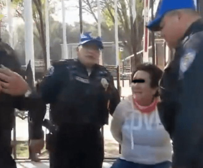 Mujer franelera es sometida por policías