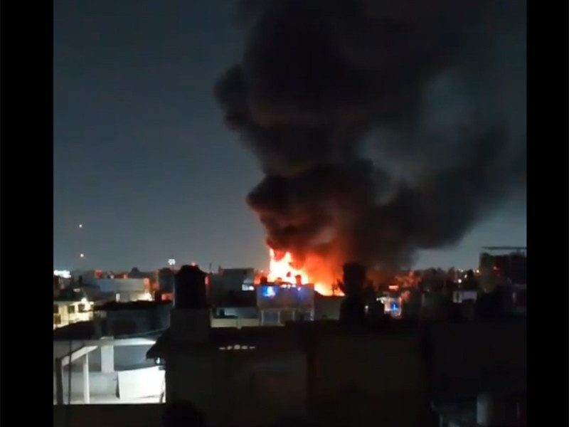 En Ecatepec, incendio consume un taller de telas