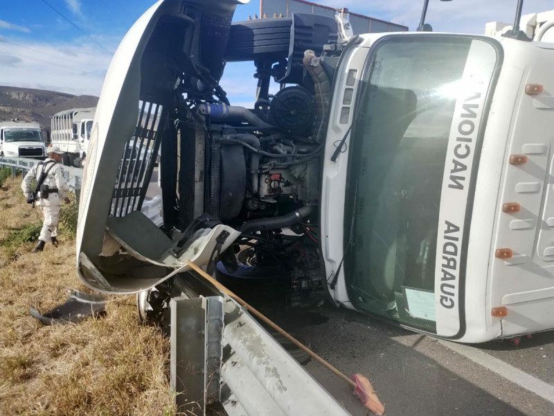 Alrededor de 30 elementos de la GN heridos tras volcadura