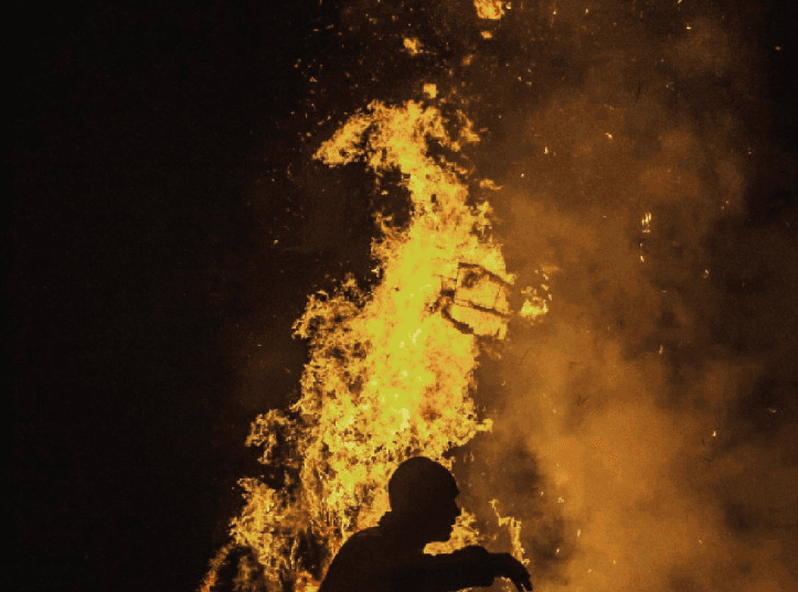 Hombre prende fuego al hijo de su pareja alegando que estaba ‘poseído por un demonio’