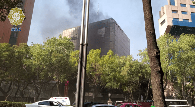 Incendio en edificio sobre Reforma
