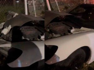 Influencer ignora semáforo y choca su auto de lujo