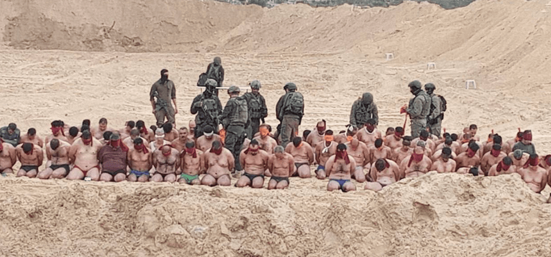 Soldados de Israel someten y despojan de sus prendas a personas palestinas en las calles de Gaza