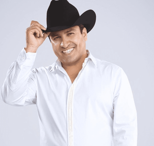 Julión Álvarez en medio de un ataque armado