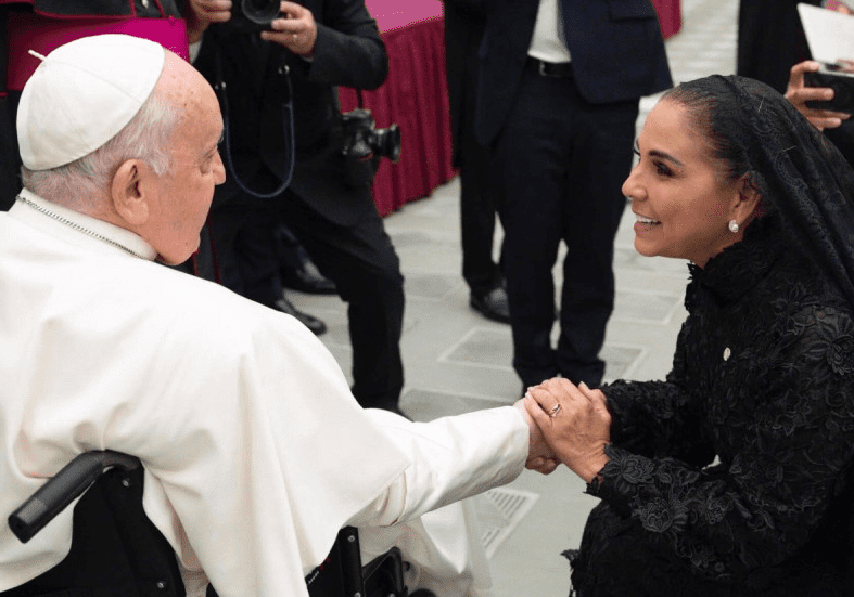 Mara Lezama obsequia al Papa Francisco una réplica del Tren Maya