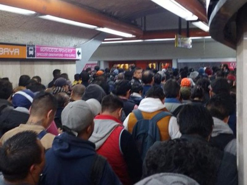 Aglomeraciones y golpes en el Metro de la CDMX
