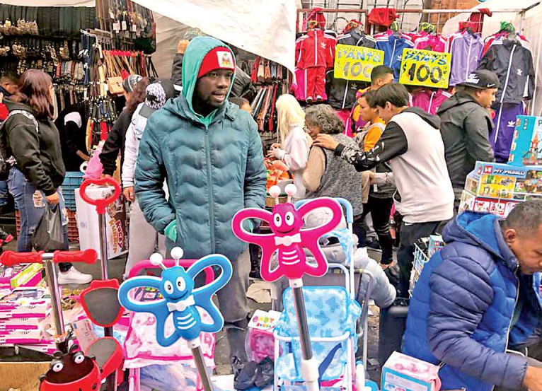 Migrantes en comercio informal en CDMX