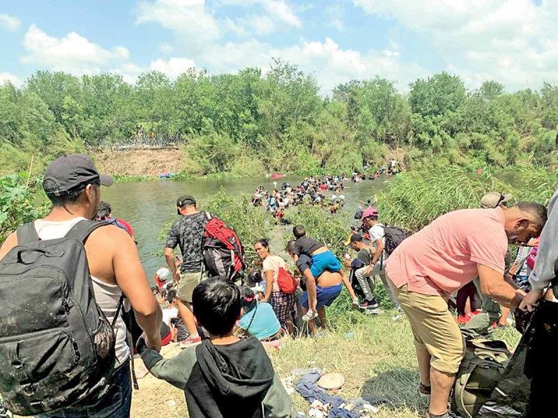 58 mil migrantes entran por terrenos privados a San Diego en cinco días