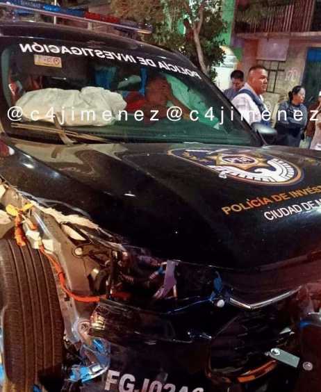 Policía tomó vehículo sin autorización, choca y trató de escapar