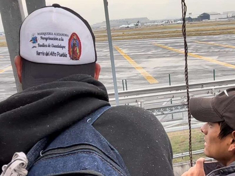 Peregrinos se detienen en puente del AICM para poder ver de cerca los aviones