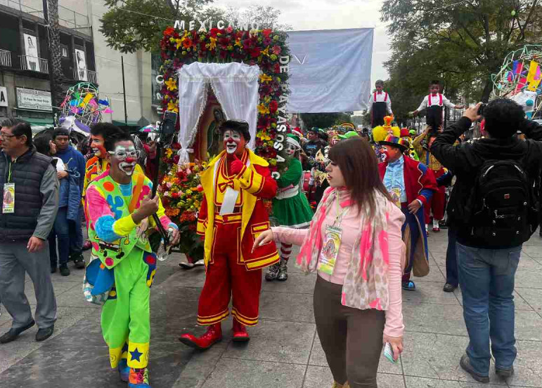 Grupos de payasos y payasas llegan a la Basílica de Guadalupe