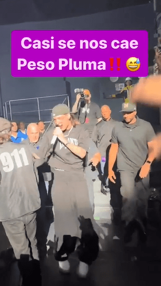 Peso Pluma resbala en concierto en Colombia