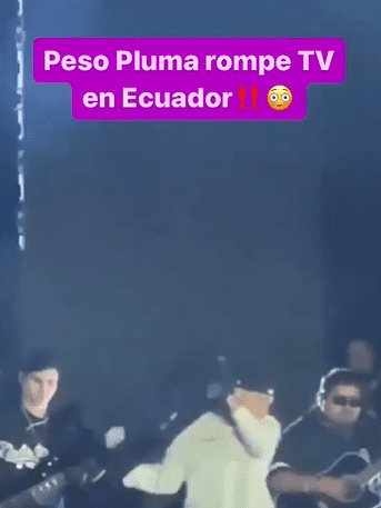 Peso Pluma rompe pantalla en concierto de Ecuador