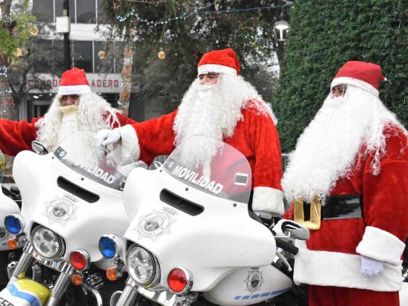 Policías de tránsito recorren las calles vestidos de Santa Claus
